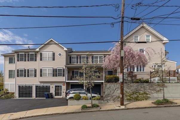 Attached, Exterior, Facade, Rowhouse