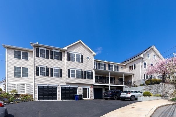 Attached, Exterior, Facade, Rowhouse