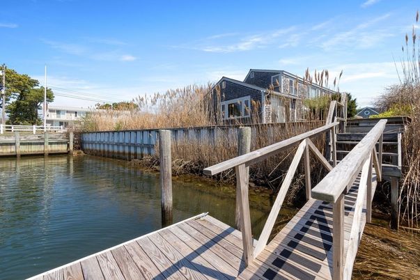 Exterior, Lake