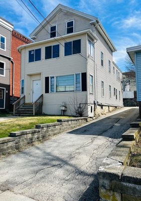 Attached, Exterior, Facade, Queen Anne Victorian
