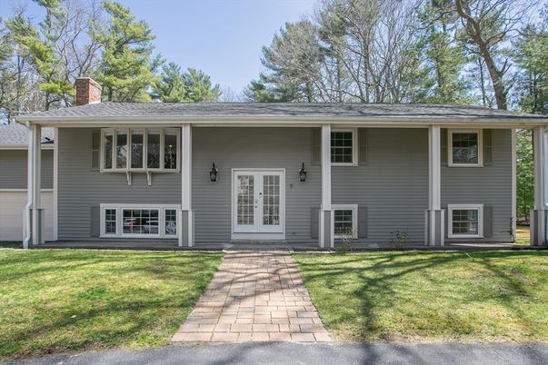 Exterior, Facade, Raised Ranch