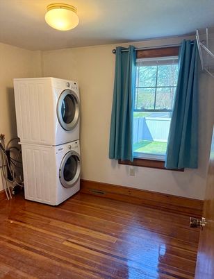 Interior, Washer, Wood Texture Flooring