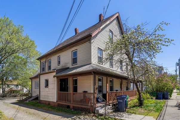 Exterior, Facade, American Foursquare