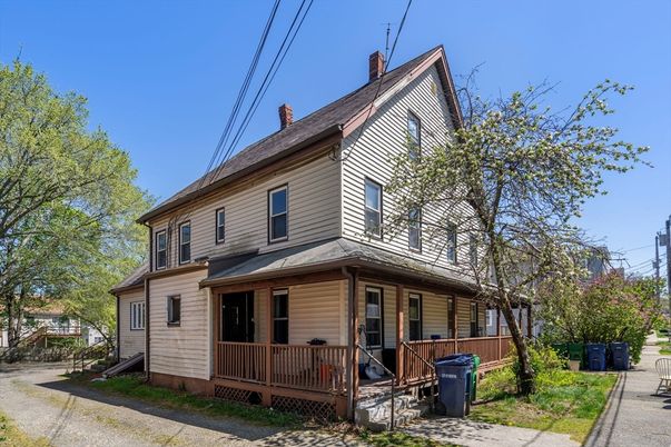 Exterior, Facade, American Foursquare