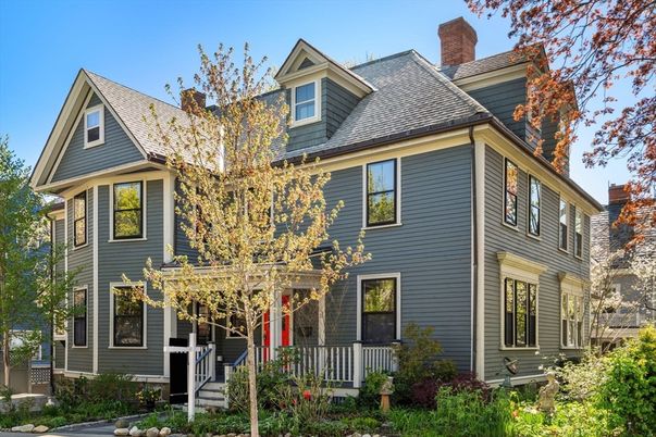 Exterior, Facade, Queen Anne Victorian