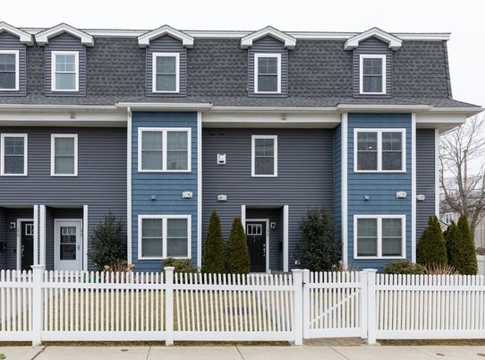 Exterior, Facade, Rowhouse