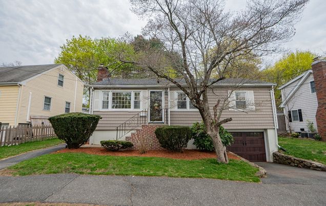 Attached, Exterior, Facade, Cape Cod