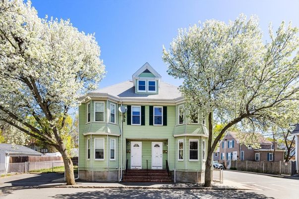 Exterior, Facade, Queen Anne Victorian