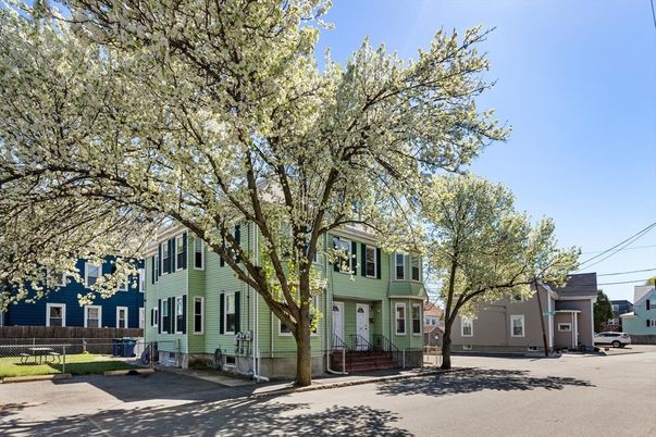 Exterior, Facade, Rowhouse