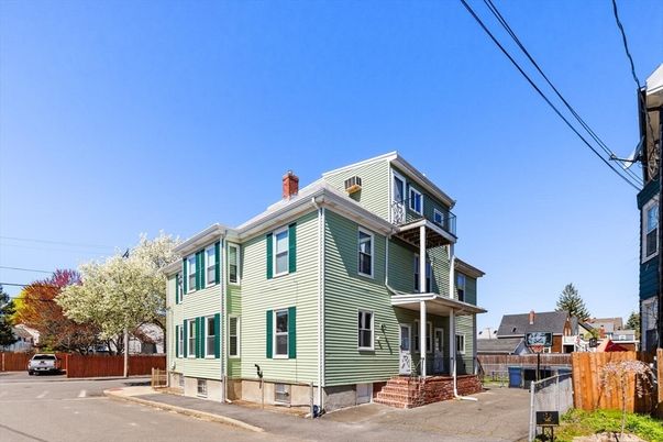 Exterior, Facade, Queen Anne Victorian