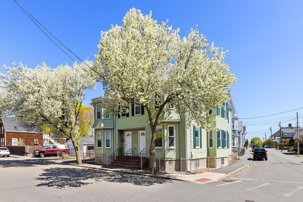 Exterior, Facade, Queen Anne Victorian