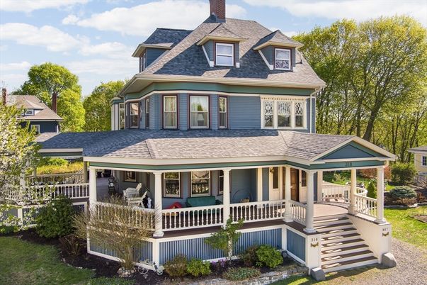 Exterior, Facade, Queen Anne Victorian