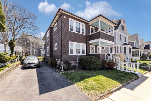 Exterior, Facade, Rowhouse