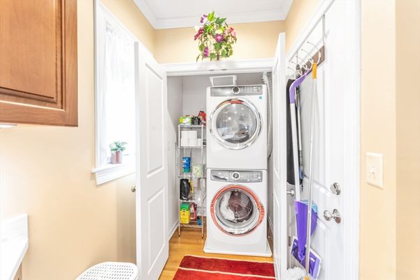 Interior, Utility Closets, Washer, Wood Texture Flooring