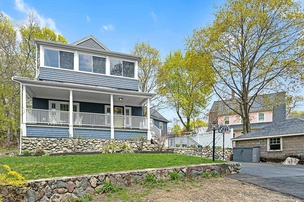Exterior, Facade, American Foursquare