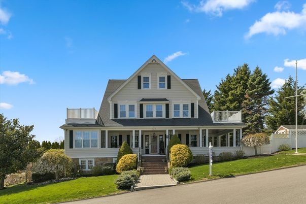 Exterior, Facade, Queen Anne Victorian