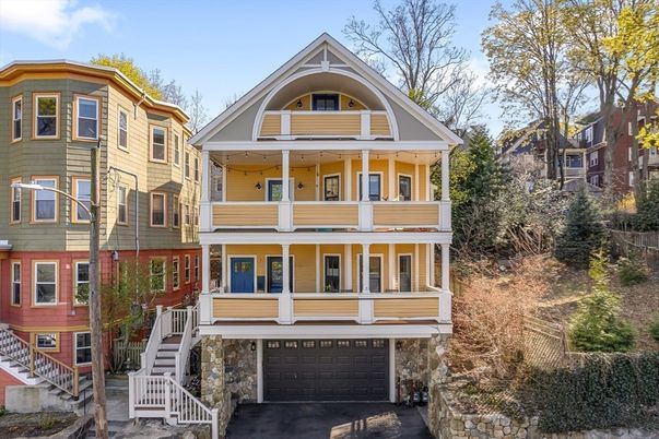 Attached, Exterior, Facade, Queen Anne Victorian