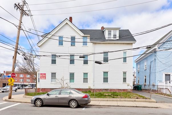 Exterior, Facade, Queen Anne Victorian
