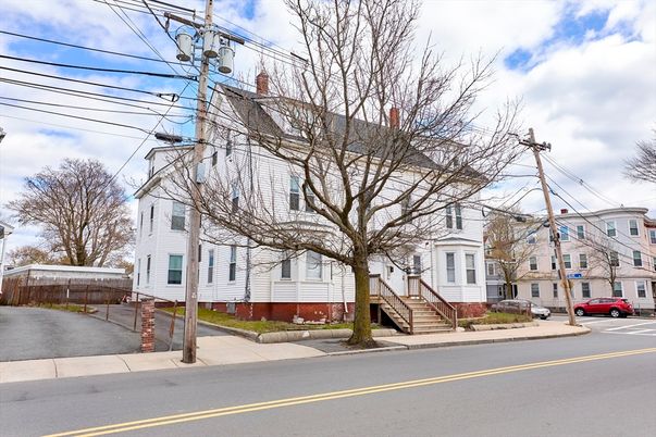 Exterior, Facade, Rowhouse