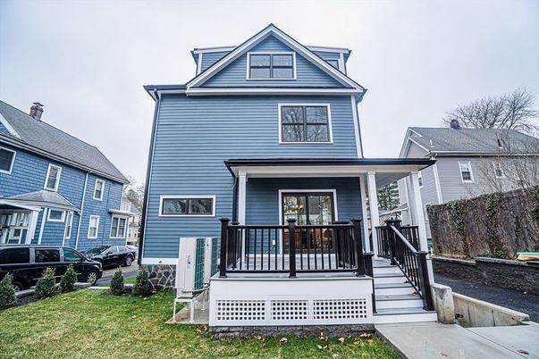 Exterior, Facade, Queen Anne Victorian