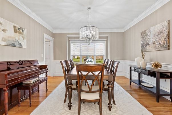 Chandelier, Dining room, Interior, Piano, Wood Texture Flooring