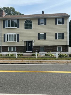 Exterior, Facade, Raised Ranch