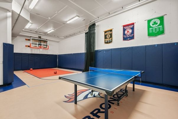 Game Room, Interior