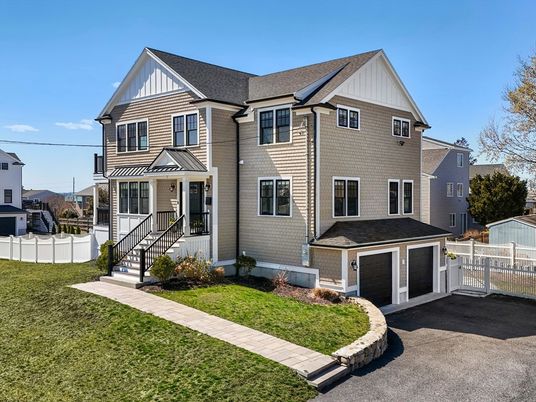 Attached, Exterior, Facade, Farmhouse