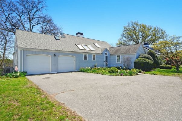 Attached, Exterior, Facade, Cape Cod