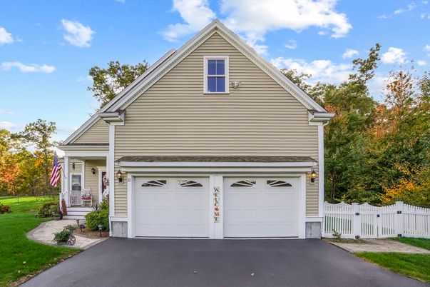Attached, Exterior, Facade, American Craftsman