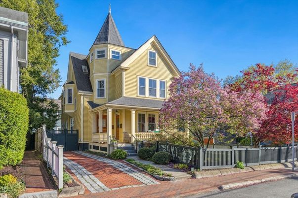 Exterior, Facade, Queen Anne Victorian