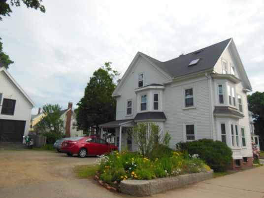 Attached, Exterior, Facade, Queen Anne Victorian