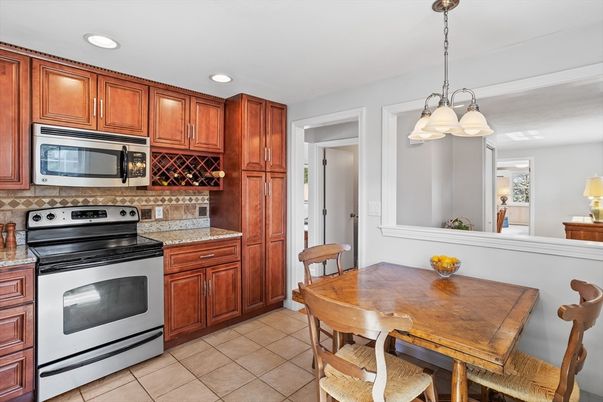 Dining room, Interior, Kitchen, Pendant Lights, Recessed Lighting, Stainless Steel Appliances