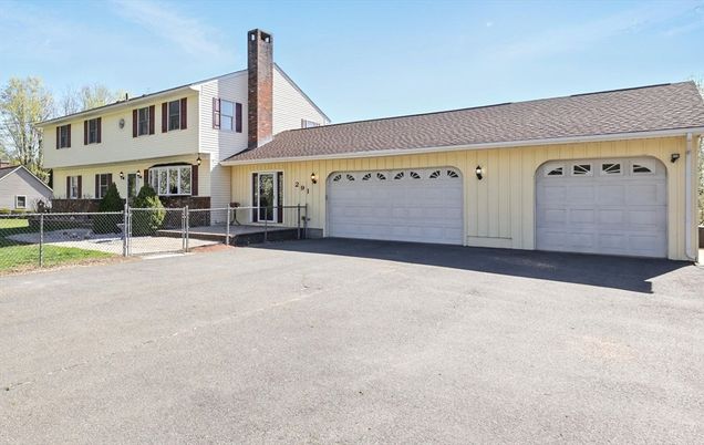 Attached, Exterior, Facade, Farmhouse