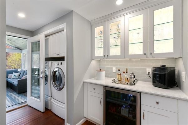 Interior, Recessed Lighting, Washer, Wood Texture Flooring