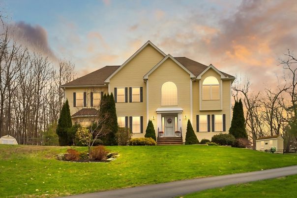 Exterior, Facade, Farmhouse