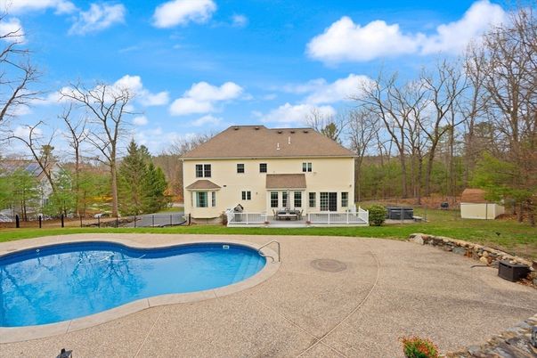 Exterior, Pool