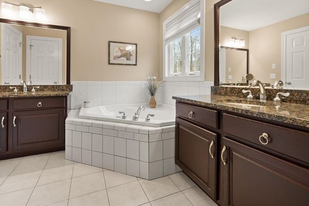 Bathroom, Dual Sink Vanities, Interior, Recessed Lighting