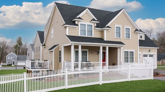 Attached, Exterior, Facade, Queen Anne Victorian