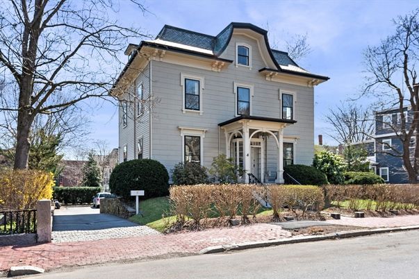Exterior, Facade, Queen Anne Victorian