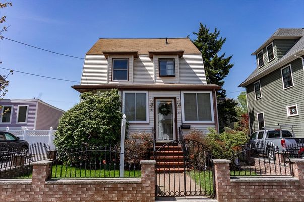 Exterior, Facade, American Foursquare
