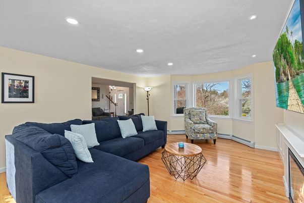 Interior, Living room, Recessed Lighting, Wood Texture Flooring