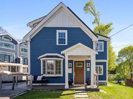 Exterior, Facade, Queen Anne Victorian