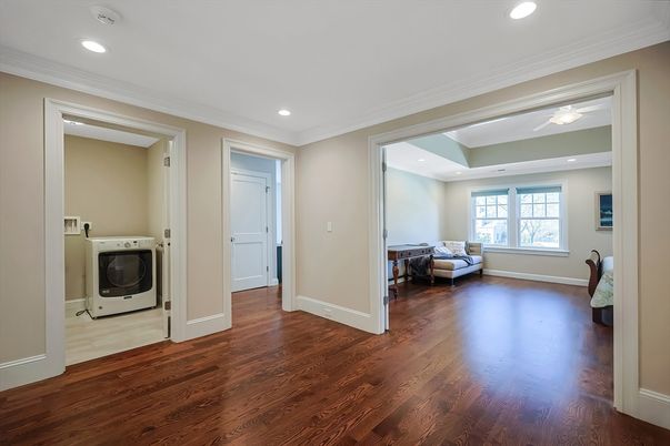 Interior, Recessed Lighting, Washer, Wood Texture Flooring