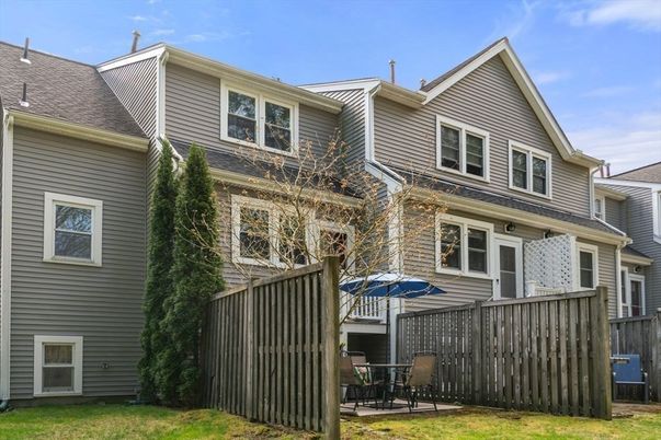 Exterior, Facade, Rowhouse