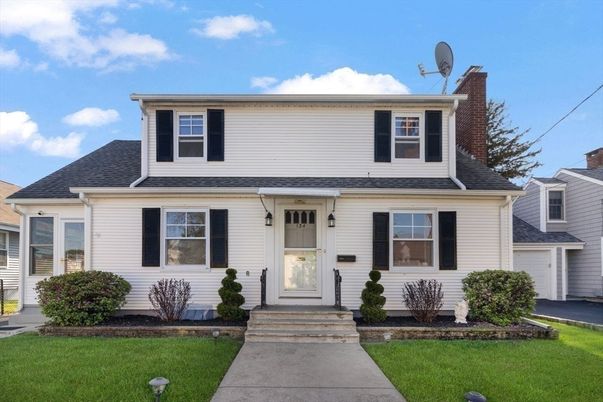 Attached, Exterior, Facade, Cape Cod