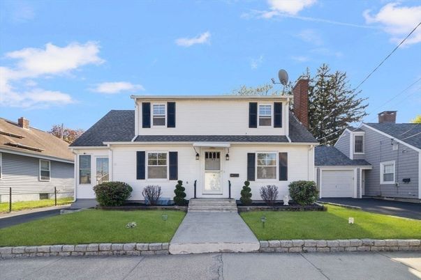 Attached, Exterior, Facade, Cape Cod
