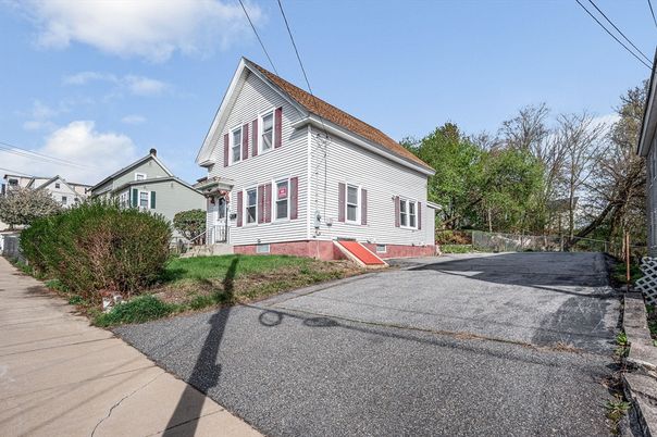 Exterior, Facade, Farmhouse
