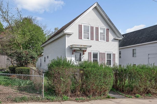 Exterior, Facade, Farmhouse