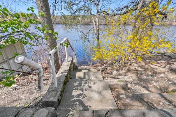 Exterior, Lake